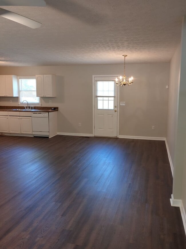 Building Photo - Spacious 2Bd/2Ba Duplex - Move-In Ready!