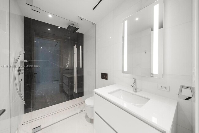 Building Photo - 300 Biscayne Blvd Way
