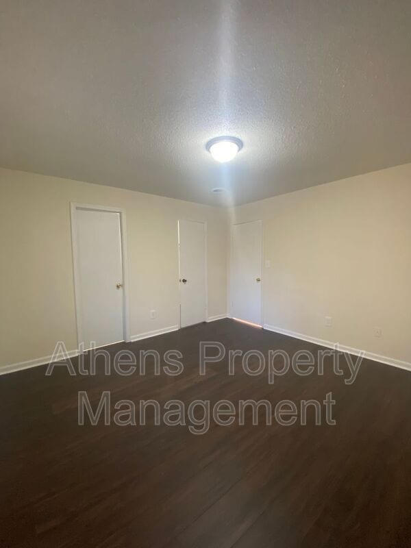 Building Photo - 131 Pinehurst Ct