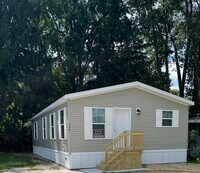 Building Photo - 136 S River Dr