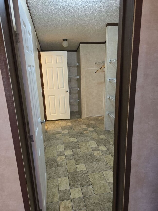 Building Photo - Refurbished 4 bedroom 2 bath