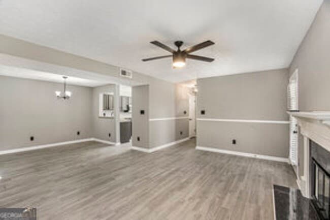 Building Photo - Like New! 2 bedroom 2 bathroom end unit condo! Must see!