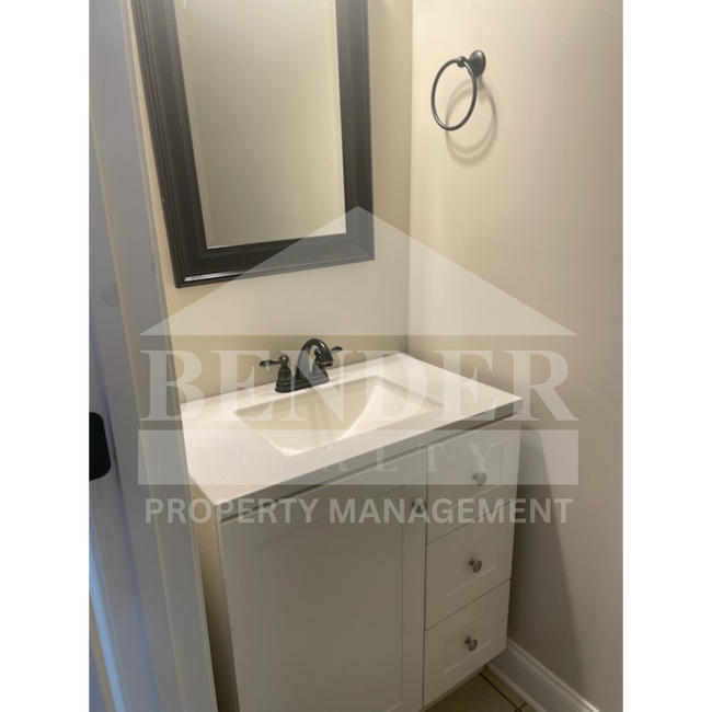 Building Photo - BEAUTIFUL TOWNHOME