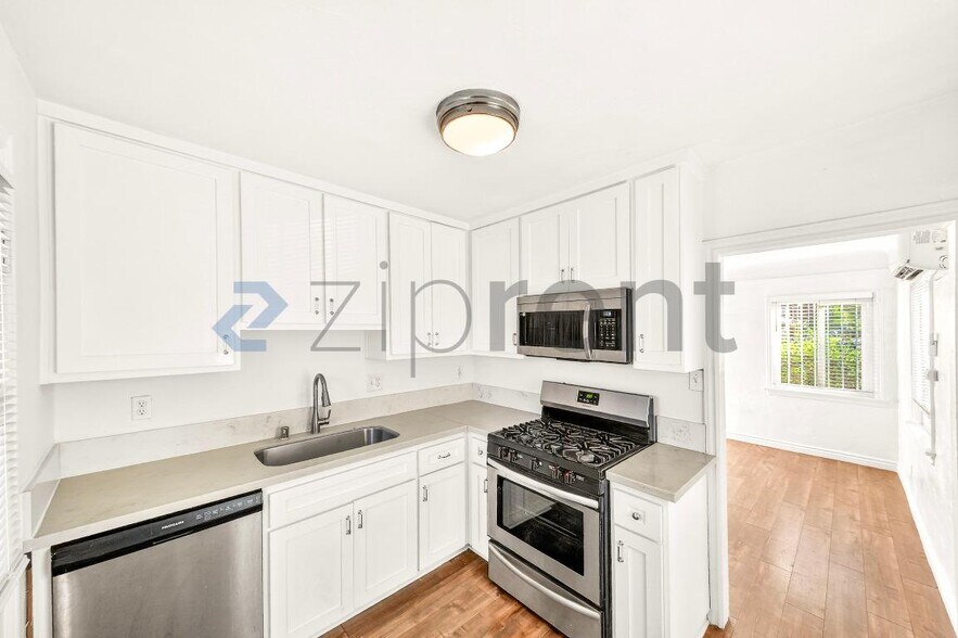 Building Photo - 1544 Stanley Ave