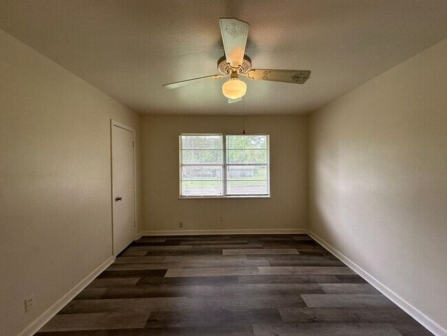 Building Photo - Available Now! Beautiful 3 Bed 2 Bath in t...
