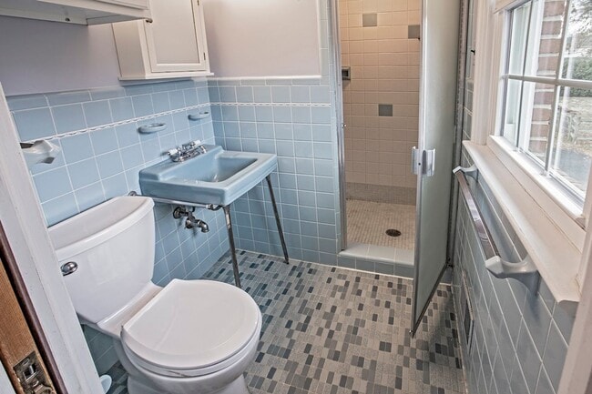 Building Photo - Lovely Colonial Home in Sharpley