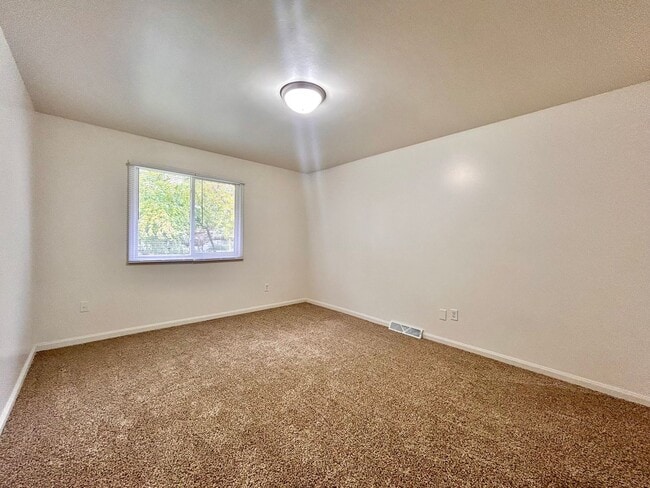 Building Photo - 4311-4313 Dawes Court SE