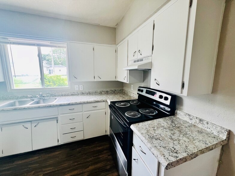 Kitchen - 215 Miriam Dr