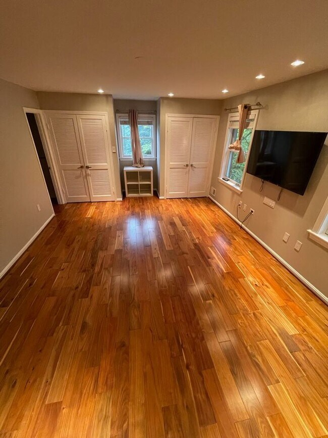 Building Photo - Luxury 5 bed, 3.5 bath with Pool!