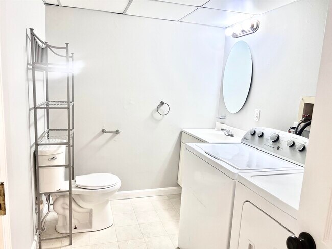 Building Photo - 83 Derryfield Ct