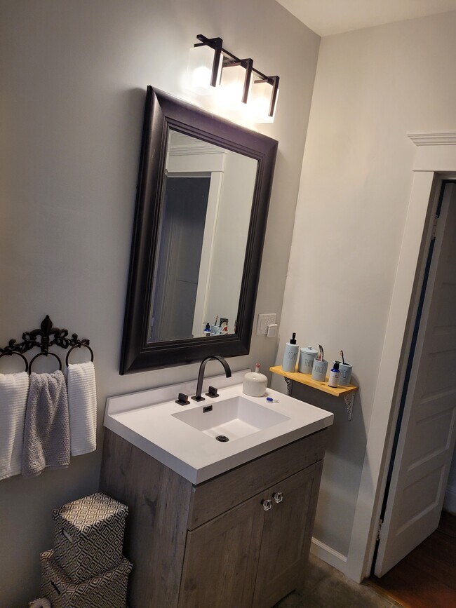 Building Photo - 517 Camden Ave