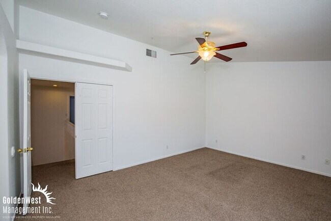 Building Photo - Bright & Spacious 3Bdm 2.5Ba Home with Private Backyard in Las Vegas