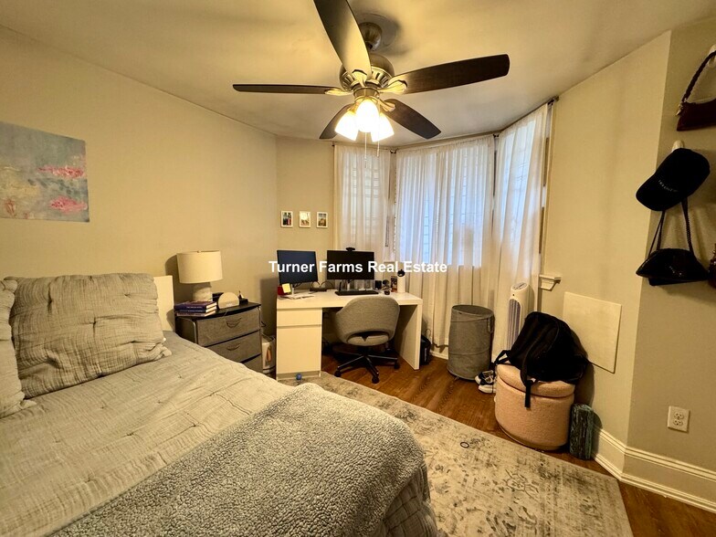 Building Photo - 717 Parker St