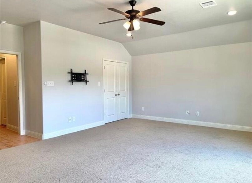 Building Photo - 560 Inwood St