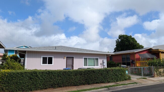 Building Photo - Spacious 4 bed 3 bath home near Diamond Head