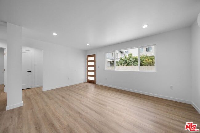 Building Photo - 1535 N Kingsley Dr