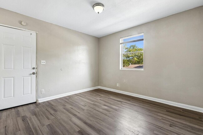 Building Photo - 1104 W 29th St