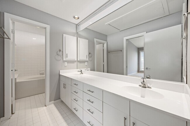 Building Photo - 913 Robin St