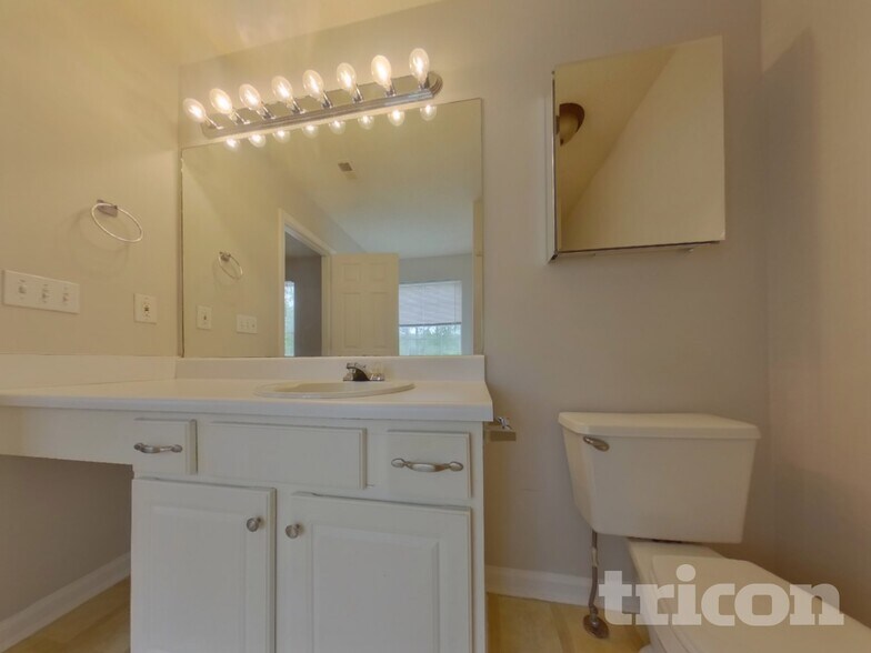 Building Photo - 3020 Lake Park Ct