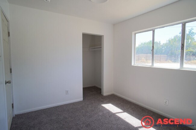 Building Photo - Charming Home in Arvin!