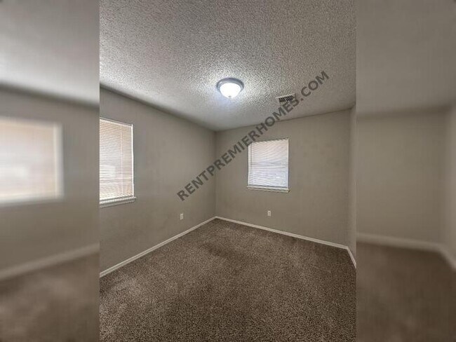 Building Photo - 4400 Meadowpark Dr
