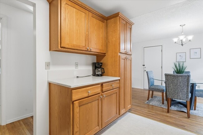 Building Photo - 5330 SW Mayfair Ct