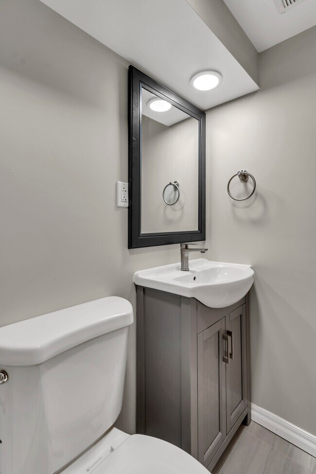 Building Photo - 2923 Edgecombe Cir N