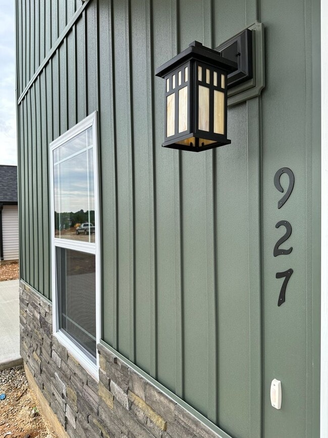 Building Photo - BRAND NEW 4 BED 3 BATH in WAYNESVILLE