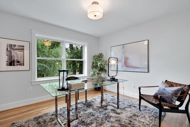 Building Photo - "Luxurious 6-Bed, 6-Bath Arlington Retreat...