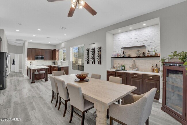 Building Photo - 10226 E Lakeview Ave