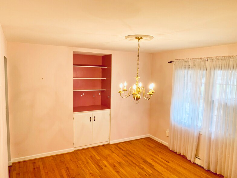 Dining room - 615 N Willow St