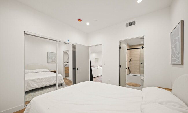 Building Photo - RECENTLY RENOVATED TOWNHOME | 5 BED 5 BATH | PRIVATE ROOFTOP DECK |  PET FRIENDLY | SPACIOUS BEDR...