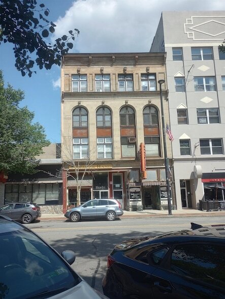 Building Photo - 819 Elm St