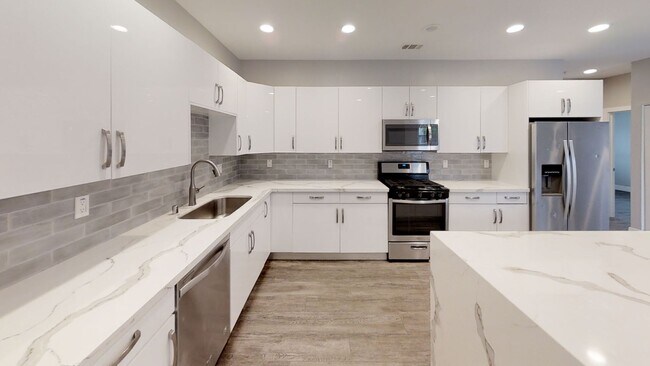 Building Photo - 7BD/5BA, LOTS of Parking!! (Lease out, pen...