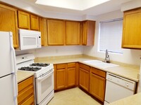 Building Photo - 1 Bedroom 1 Bath in a Lush, Gated Communit...