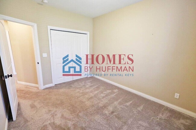 Building Photo - Three Bedroom | Two Bathroom | Newburgh