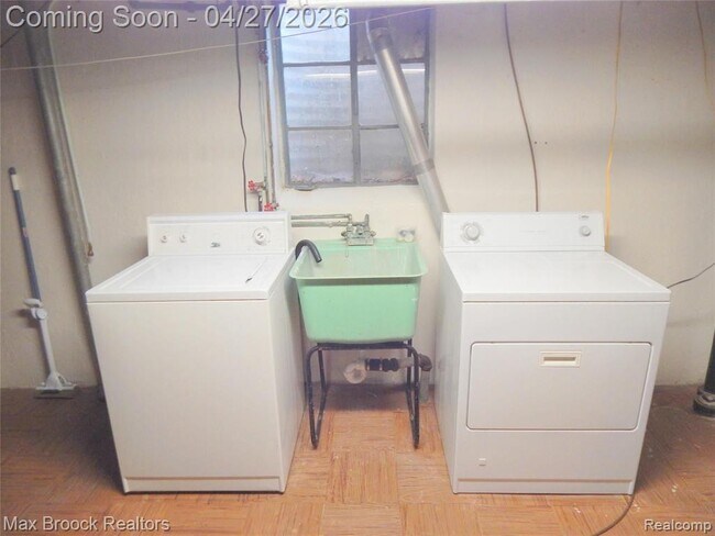 Building Photo - 116 E Hickory Grove Rd