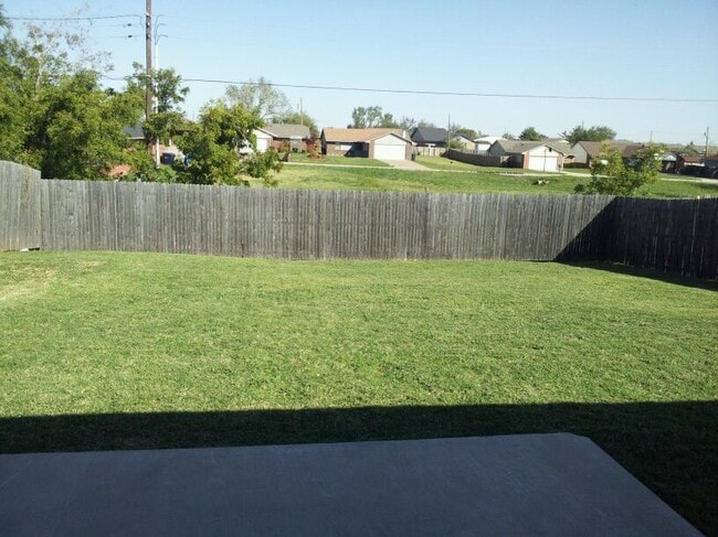 Building Photo - 3 BED 2 BATH 2 CAR GARAGE HOME- NW OKC