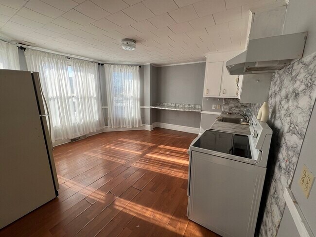 Building Photo - 34 Chestnut St