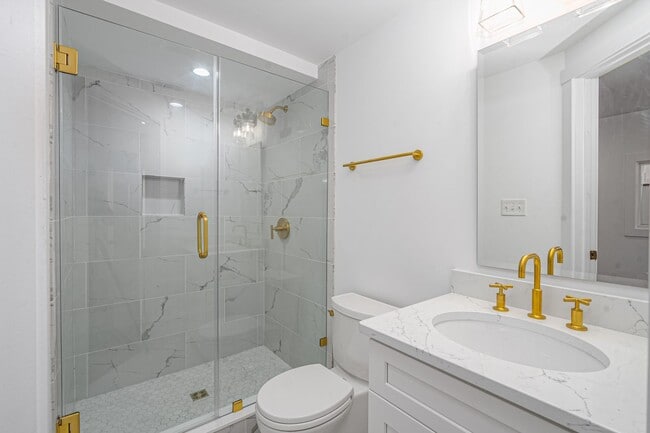 Building Photo - Renovated 2 Bedroom Carriage house off Lafayette Square