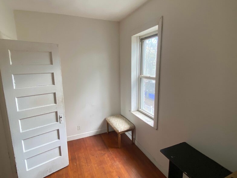 Building Photo - 1905 Beacon St