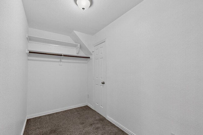 Building Photo - 829 Summercreek Dr