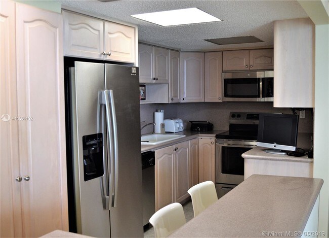 Building Photo - 6061 Collins Ave