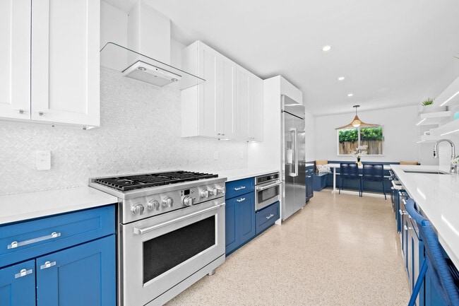 Building Photo - 1524 Bayview Dr