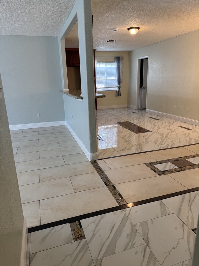 Building Photo - Tracy 4 Bedroom 2 Bathroom Home with a pool