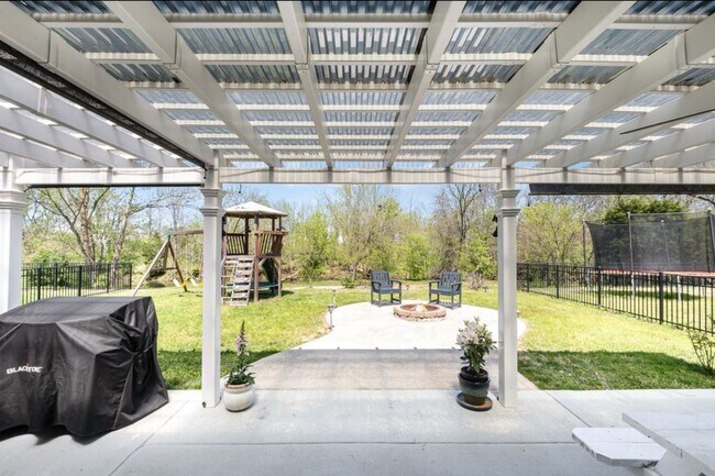 Building Photo - Rent this beautiful 4-bedroom, 3-bathroom ...