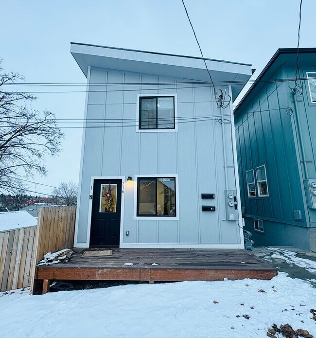 Building Photo - 216 E 7th St