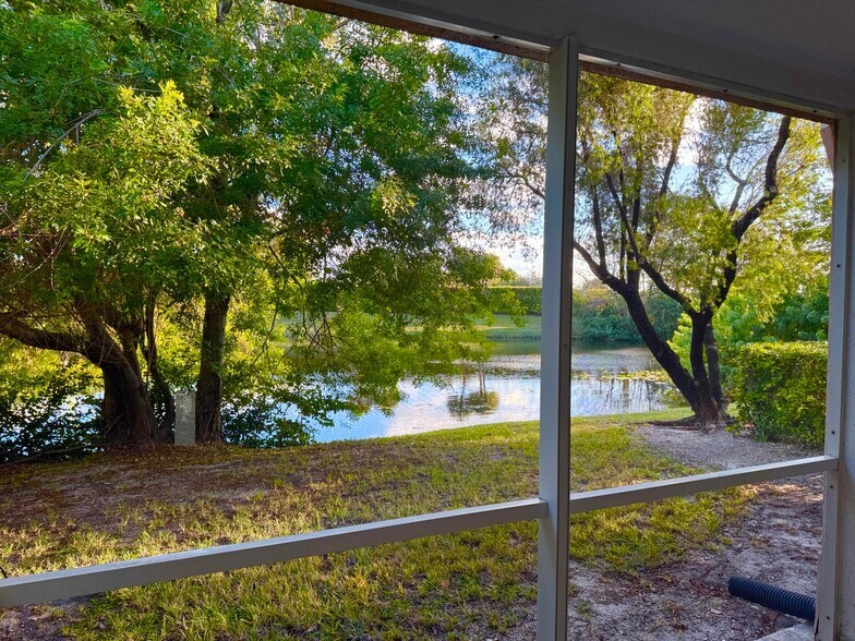 Building Photo - 815 W Boynton Beach Blvd