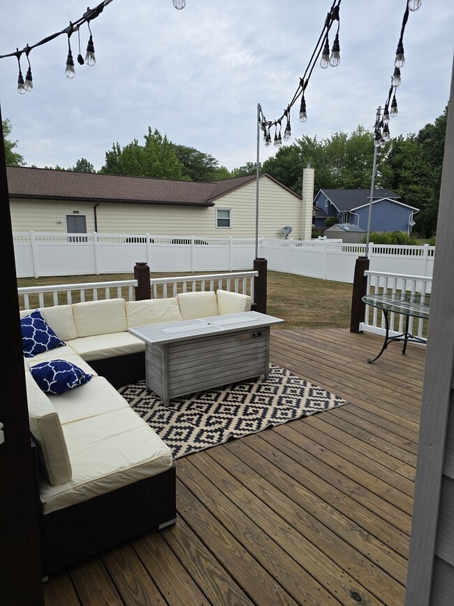 Building Photo - 5580 Creek Run Dr