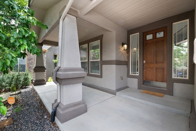 Building Photo - Elegant Mountain-View Retreat in Stone Cro...